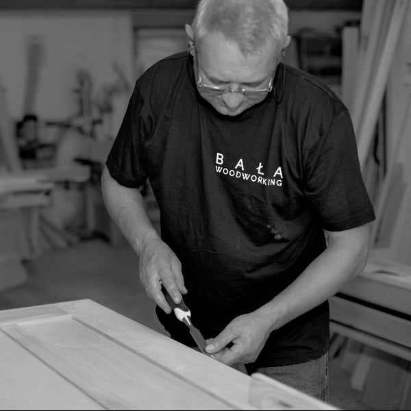 Stolarz Bała Woodworking przy pracy